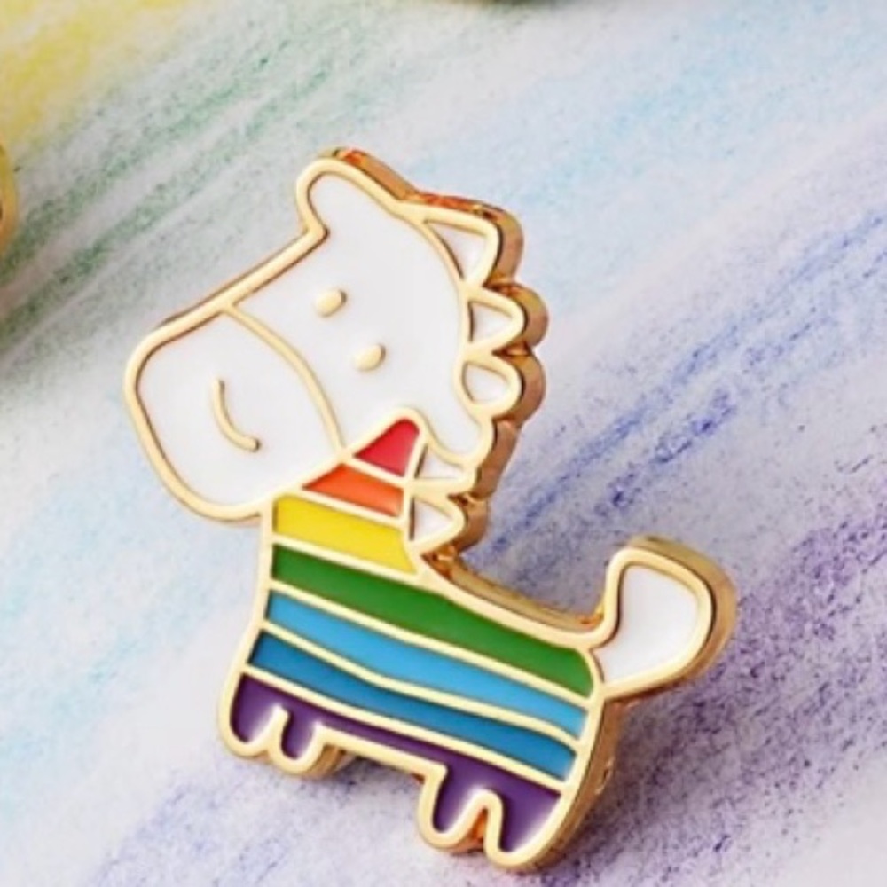 1 LGBTQ+ Pride Flag Enamel & Metal Horse Pin for Clothes Hat Bags - Picture 2 of 8
